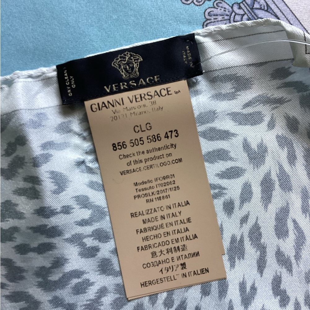 Versace silk scarf - Picture 3 of 9